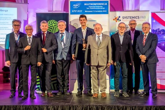 Laureaci Złotych Cyborgów 2022 w towarzystwie członków Kapituły