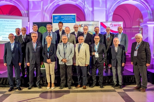 Laureaci Złotych Cyborgów 2022 w towarzystwie członków Kapituły oraz laureatów wcześniejszych edycji